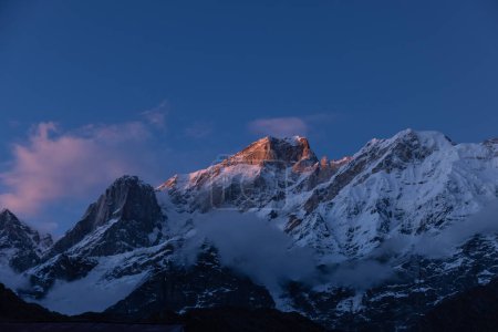 Himalaya, Vista panorámica de la montaña del Himalaya cubierta de nieve. Paisaje de montaña del Himalaya en invierno en el valle de Kedarnath
