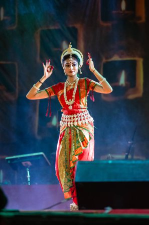 Foto de Pushkar, Rajastán, India - 05 de noviembre 2022: Artista femenina interpretando danza clásica Odissi en traje étnico colorido tradicional y joyas durante la feria de Pushkar - Imagen libre de derechos