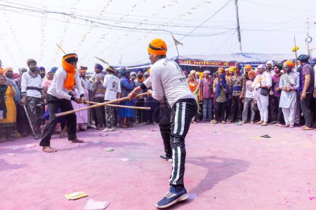 Foto de Anandpur Sahib, Punjab, India - 19 de marzo de 2022: Retrato del hombre sikh (Nihang Sardar) realizando arte marcial como cultura durante la celebración de Hola Mohalla en Anandpur Sahib durante el festival holi - Imagen libre de derechos