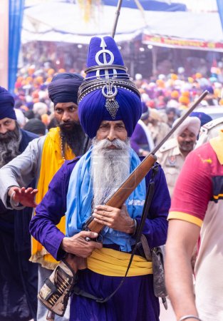 Téléchargez les photos : Anandpur Sahib, Punjab, Inde - 19 mars 2022 : Portrait d'un mâle sikh (Nihang Sardar) lors de la célébration de Hola Mohalla à Anandpur Sahib pendant le festival holi - en image libre de droit