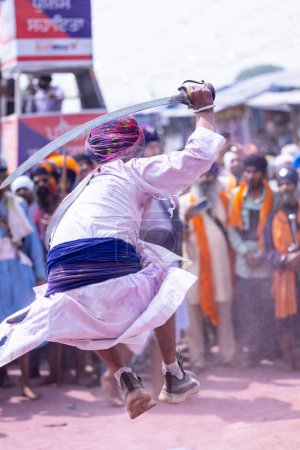 Foto de Anandpur Sahib, Punjab, India - 19 de marzo de 2022: Retrato del hombre sikh (Nihang Sardar) realizando arte marcial como cultura durante la celebración de Hola Mohalla en Anandpur Sahib durante el festival holi - Imagen libre de derechos