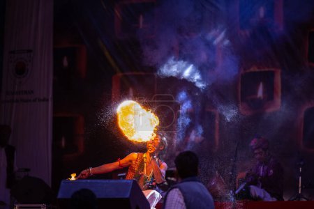 Téléchargez les photos : Pushkar, Rajasthan, Inde - 05 novembre 2022 : Portrait d'un artiste masculin exécutant la danse du feu de la communauté de charmeurs de serpents tribaux du rajasthan à la foire de pushkar - en image libre de droit
