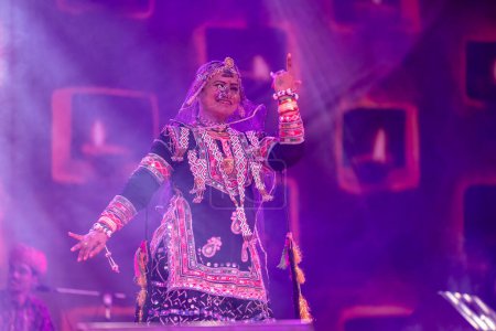 Foto de Pushkar, Rajastán, India - 05 de noviembre de 2022: Retrato del famoso artista popular rajasthani Gulabo Sapera realizando danza folclórica tribal Kalbelia en la feria pushkar en vestido tradicional y joyas - Imagen libre de derechos