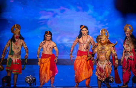 Téléchargez les photos : Ghaziabad, Uttar Pradesh, Inde - 23 octobre 2023 : Portrait d'artistes masculins jouant le personnage du dieu hindou bélier et laxiste du ramayana dans la ramlila pendant le festival de dussehra - en image libre de droit