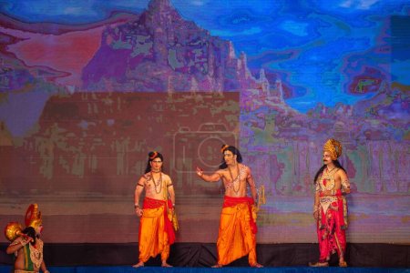 Téléchargez les photos : Ghaziabad, Uttar Pradesh, Inde - 23 octobre 2023 : Portrait d'artistes masculins jouant le personnage du dieu hindou bélier et laxiste du ramayana dans la ramlila pendant le festival de dussehra - en image libre de droit