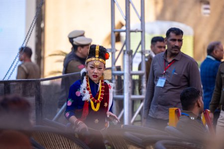 Foto de Faridabad, Haryana, India - 04 de febrero 2023: hermosa artista femenina de haryana mientras realiza la danza folclórica de haryana en traje étnico en la feria de artesanía surajkund - Imagen libre de derechos