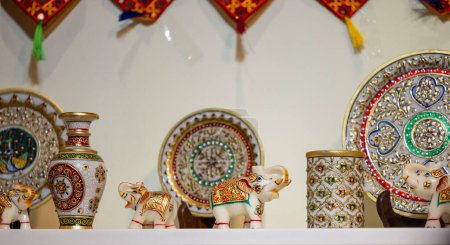 Foto de Souvenirs de elefante hechos a mano hechos con mármol blanco en exhibición para la decoración - Imagen libre de derechos