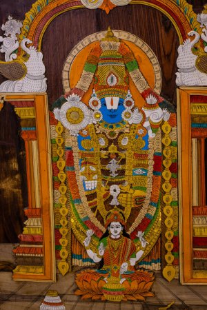 Téléchargez les photos : New Delhi, Inde - Novembre 2022 : Lord Tirupati balaji toile en bois faite à la main avec cadre. Focus sélectif sur l'objet - en image libre de droit