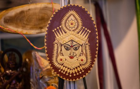 Téléchargez les photos : Idole durga déesse hindoue faite avec du bois accroché sur l'affichage - en image libre de droit