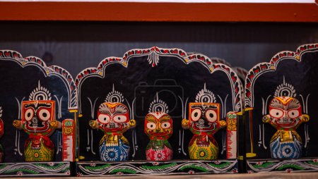 Foto de Ídolos jagannath dios hindú de madera hechos para la adoración. - Imagen libre de derechos