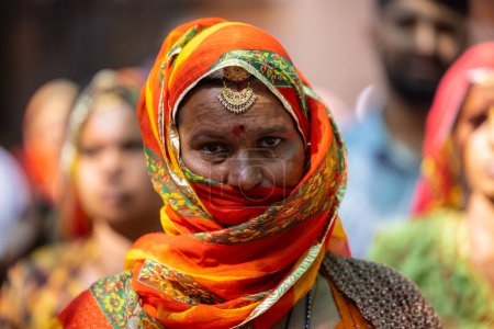 Téléchargez les photos : Pushkar, Rajasthan, Inde - 05 novembre 2022 : Foire de Pushkar, Portrait de femme du rajasthan en robe traditionnelle colorée et voile sur la tête à la foire de pushkar - en image libre de droit