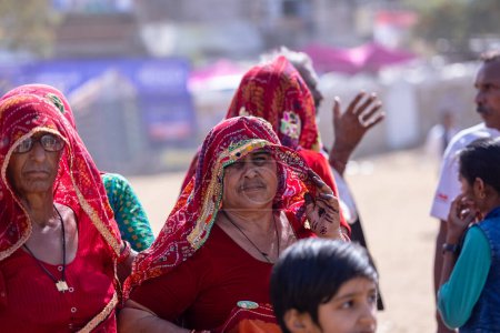 Téléchargez les photos : Pushkar, Rajasthan, Inde - 05 novembre 2022 : Foire de Pushkar, Portrait de femme du rajasthan en robe traditionnelle colorée et voile sur la tête à la foire de pushkar - en image libre de droit