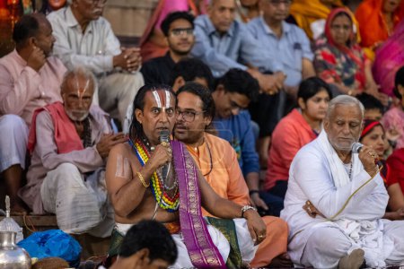 Téléchargez les photos : Pushkar, Rajasthan, Inde - 06 novembre 2022 : Portrait d'un prêtre hindou exécutant le maha aarti (prière) du soir du lac saint du pushkar appelé sarovar au pushkar comme rituels hindous du sanatan - en image libre de droit