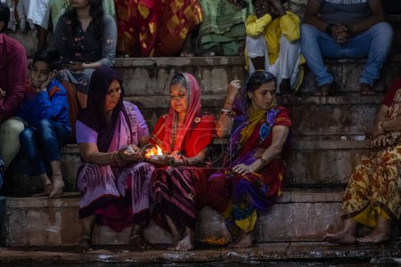 Foto de Pushkar, Rajastán, India - 06 de noviembre de 2022: La gente durante la tarde maha aarti (oración) del lago sagrado de pushkar llamado sarovar en pushkar como rituales hindúes de sanatán - Imagen libre de derechos