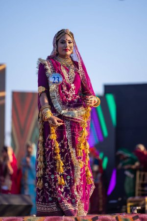 Téléchargez les photos : Bikaner, Rajasthan, Inde - 14 janvier 2023 : Portrait d'une jeune belle femme indienne en robe ethnique rajasthani participant au défilé Miss Marwar pendant le festival du chameau bikaner - en image libre de droit