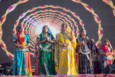 Téléchargez les photos : Bikaner, Rajasthan, Inde - janvier 14, 2023 : Portrait de jeunes belles femmes indiennes en robes rajasthani ethniques participant au défilé de mode Miss Marwar pendant le festival de chameaux bikaner - en image libre de droit