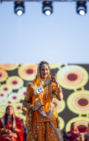 Foto de Bikaner, Rajastán, India - 14 de enero de 2023: Retrato de una joven india hermosa vestida de rajasthani étnico que participa en el desfile de moda Miss Marwar durante el festival de camellos de ciclistas - Imagen libre de derechos