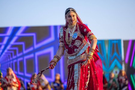 Téléchargez les photos : Bikaner, Rajasthan, Inde - 14 janvier 2023 : Portrait d'une jeune belle femme indienne en robe de choli ethnique rajasthani lehenga participant au défilé de mode Miss Marwar lors du festival de chameaux bikaner - en image libre de droit