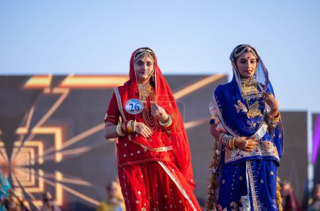 Téléchargez les photos : Bikaner, Rajasthan, Inde - janvier 14, 2023 : Portrait de jeunes belles femmes indiennes en robes de choli ethnique rajasthani lehenga participant au défilé de mode miss marwar lors du festival de chameaux bikaner - en image libre de droit