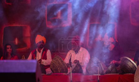 Téléchargez les photos : Pushkar, Rajasthan, Inde - Novembre 06, 2022 : Portrait d'artistes rajasthani en vêtements traditionnels et turbans colorés se produisant avec un groupe folklorique à la foire pushkar - en image libre de droit