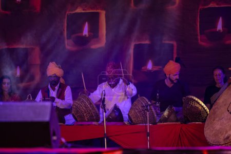 Téléchargez les photos : Pushkar, Rajasthan, Inde - Novembre 06, 2022 : Portrait d'artistes rajasthani en vêtements traditionnels et turbans colorés se produisant avec un groupe folklorique à la foire pushkar - en image libre de droit