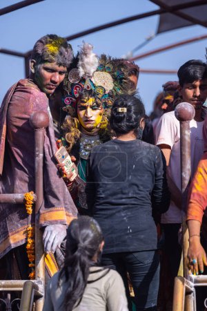 Téléchargez les photos : Varanasi, Uttar Pradesh, Inde - 04 mars 2023 : Masan Holi, Portrait d'un artiste masculin au visage peint habillé en shiva de seigneur lors de la célébration du masaan holi au ghat manikarnika à varanasi - en image libre de droit
