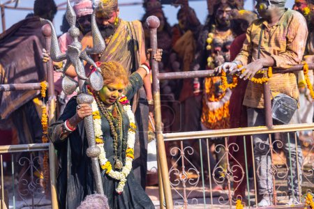 Téléchargez les photos : Varanasi, Uttar Pradesh, Inde - 04 mars 2023 : Masan Holi, Groupe de personnes non identifiées célébrant le festival de masan holi au ghat manikarnika avec des couleurs. Visages heureux pendant le festival holi. - en image libre de droit