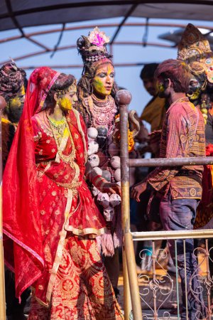 Téléchargez les photos : Varanasi, Uttar Pradesh, Inde - 04 mars 2023 : Masan Holi, Portrait d'un artiste masculin au visage peint habillé en shiva de seigneur lors de la célébration de masaan holi au ghat manikarnika à varanasi - en image libre de droit