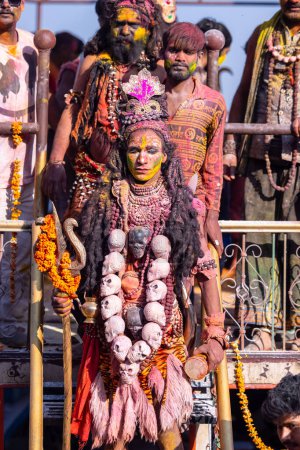 Foto de Varanasi, Uttar Pradesh, India - 04 de marzo de 2023: Masan Holi, Retrato de un artista masculino con la cara pintada vestida de Señor Shiva durante la celebración de Masaan Holi en Manikarnika ghat en Varanasi - Imagen libre de derechos