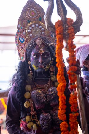 Téléchargez les photos : Varanasi, Uttar Pradesh, Inde - 04 mars 2023 : Masan Holi, Portrait d'une artiste féminine au visage peint en déesse Kali lors de la célébration du masaan holi au ghat manikarnika à varanasi - en image libre de droit