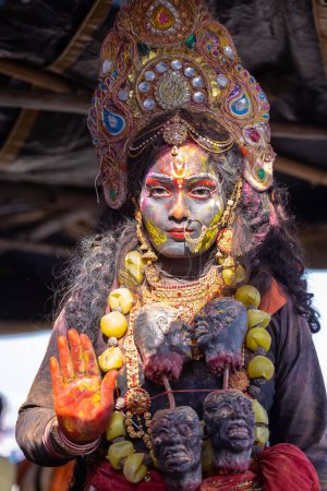 Téléchargez les photos : Varanasi, Uttar Pradesh, Inde - 04 mars 2023 : Masan Holi, Portrait d'une artiste féminine au visage peint en déesse Kali lors de la célébration du masaan holi au ghat manikarnika à varanasi - en image libre de droit