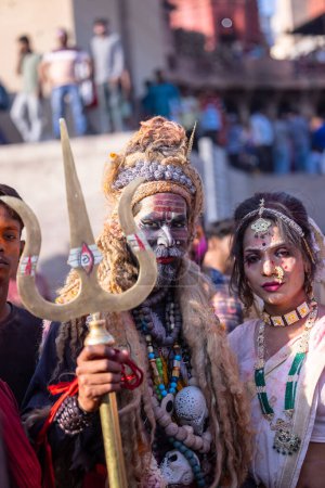 Foto de Varanasi, Uttar Pradesh, India - 04 de marzo de 2023: Masan Holi, Retrato de un artista masculino con la cara pintada vestida de Señor Shiva durante la celebración de masaan holi en manikarnika ghat en varanasi - Imagen libre de derechos