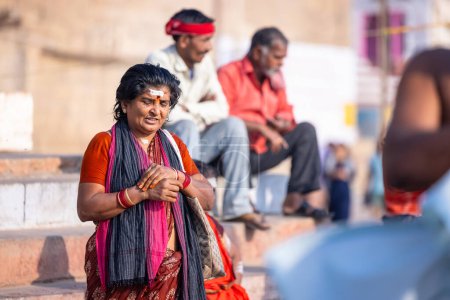 Téléchargez les photos : Varanasi, Uttar Pradesh, Inde - 05 mars 2023 : Portrait sur une femme sud-indienne dans un saree traditionnel à des ghats sacrés près d'un ganga de rivière à varanasi pour effectuer des rituels hindous. - en image libre de droit