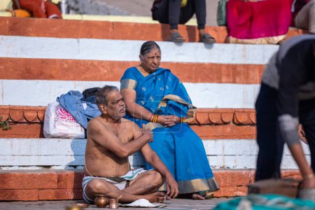 Foto de Varanasi, Uttar Pradesh, India - 05 de marzo de 2023: Retrato de un macho brahmán no identificado del sur de la India realizando rituales de shraadh en el ghat kedar cerca de las bandas fluviales en varanasi - Imagen libre de derechos