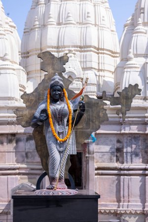 Téléchargez les photos : Varanasi, Uttar Pradesh, Inde - 05 mars 2023 : Statue de Bharat Mata ou mère indienne en marbre noir au temple de baba kashi vishwanath à Varanasi - en image libre de droit