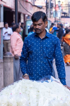 Foto de Varanasi, Uttar Pradesh, India - 05 de marzo de 2023: Retrato de un vendedor ambulante indio que vende sus productos en las calles de varanasi - Imagen libre de derechos