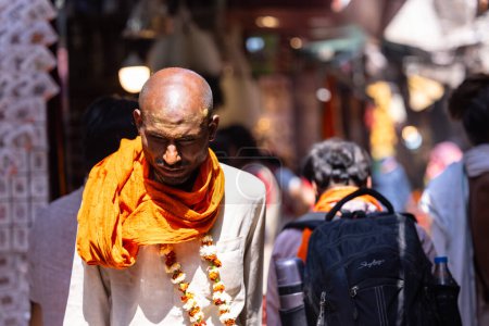 Foto de Varanasi, Uttar Pradesh, India - 05 de marzo de 2023: Retrato del viejo macho brahmin santo en traje tradicional caminando por las calles de kashi - Imagen libre de derechos