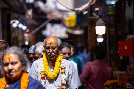 Foto de Varanasi, Uttar Pradesh, India - 05 de marzo de 2023: Retrato del viejo macho brahmin santo en traje tradicional caminando por las calles de kashi - Imagen libre de derechos