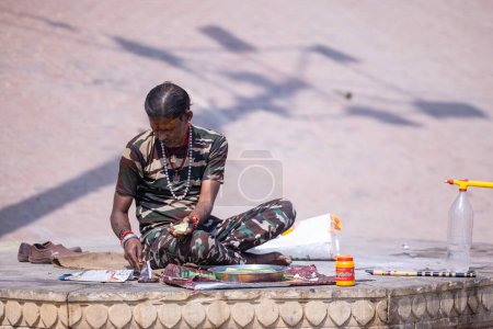 Foto de Varanasi, Uttar Pradesh, India - 05 de marzo de 2023: Retrato de un vendedor ambulante indio que vende sus productos en las calles de varanasi. - Imagen libre de derechos