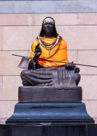 Téléchargez les photos : Statue de 12 pieds de haut d'Adi Shankaracharya en schiste de chlorite, et pesant 35 tonnes, installée dans le temple Kashi Vishwanath à Varanasi - en image libre de droit