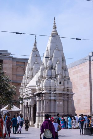 Téléchargez les photos : Varanasi, Uttar Pradesh, Inde - 05 mars 2023 : Architecture du temple de Shiva de seigneur dans les locaux du couloir Baba Kashi Vishwanath. - en image libre de droit