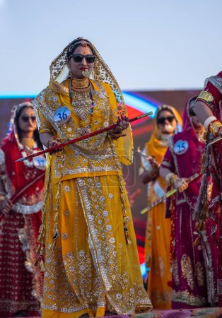 Foto de Bikaner, Rajastán, India - 14 de enero de 2023: Retrato de una joven india hermosa en vestido de rajasthani lehenga choli étnico que participa en el desfile de moda Miss Marwar durante el festival de camellos de ciclista - Imagen libre de derechos