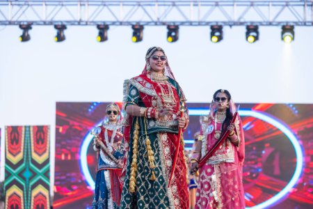 Téléchargez les photos : Bikaner, Rajasthan, Inde - 14 janvier 2023 : Portrait de jeunes belles femmes indiennes en robe de choli ethnique rajasthani lehenga participant au défilé de mode Miss Marwar lors du festival de chameaux bikaner - en image libre de droit