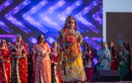 Foto de Bikaner, Rajastán, India - 14 de enero de 2023: Retrato de una joven india hermosa en vestido de rajasthani lehenga choli étnico que participa en el desfile de moda Miss Marwar durante el festival de camellos bikaner - Imagen libre de derechos