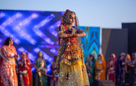Foto de Bikaner, Rajastán, India - 14 de enero de 2023: Retrato de una joven india hermosa en vestido de rajasthani lehenga choli étnico que participa en el desfile de moda Miss Marwar durante el festival de camellos bikaner - Imagen libre de derechos