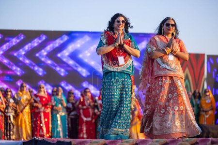 Téléchargez les photos : Bikaner, Rajasthan, Inde - 14 janvier 2023 : Portrait de jeunes belles femmes indiennes en robe de choli ethnique rajasthani lehenga participant au défilé de mode Miss Marwar lors du festival de chameaux bikaner - en image libre de droit