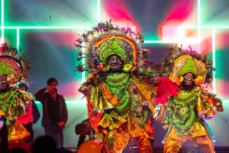 Foto de Bikaner, Rajastán, India - 14 de enero de 2023: La danza Chhau, también escrita como Chau o Chhaau, es una danza india semiclásica con tradiciones marciales, tribales y folclóricas, con orígenes en el este de la India. - Imagen libre de derechos