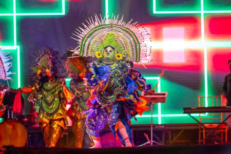 Téléchargez les photos : Bikaner, Rajasthan, Inde - 14 janvier 2023 : La danse Chhau, également orthographiée Chau ou Chhaau, est une danse indienne semi-classique aux traditions martiales, tribales et folkloriques, originaire de l'Inde orientale. - en image libre de droit