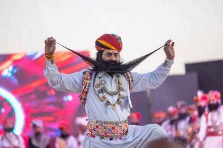 Téléchargez les photos : Bikaner, Rajasthan, Inde - 14 janvier 2023 : Portrait d'un homme rajasthani rajput avec barbe et moustache portant une robe, des bijoux et un turban rajasthani traditionnels blancs au festival du chameau bikaner. - en image libre de droit