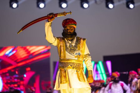Téléchargez les photos : Bikaner, Rajasthan, Inde - 14 janvier 2023 : Portrait d'un homme rajasthani rajput avec barbe et moustache portant une robe, des bijoux et un turban rajasthani traditionnels blancs au festival du chameau bikaner. - en image libre de droit